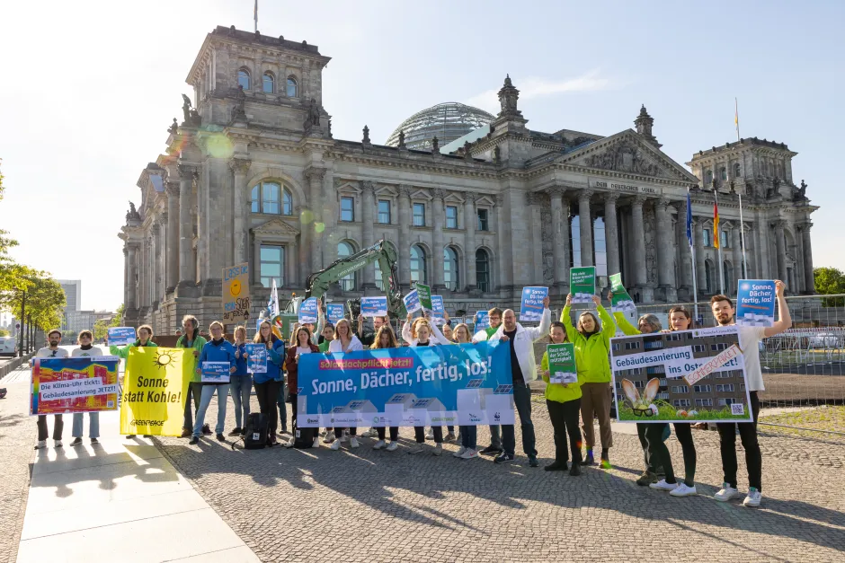 Aktion zur Solardachplicht und Gebäudesanierung vor dem Bundestag
